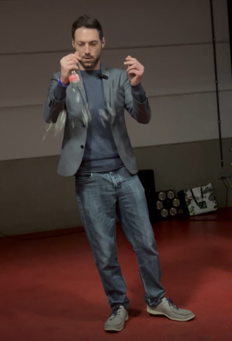 Photo de Pascal Bgx faisant de la magie
