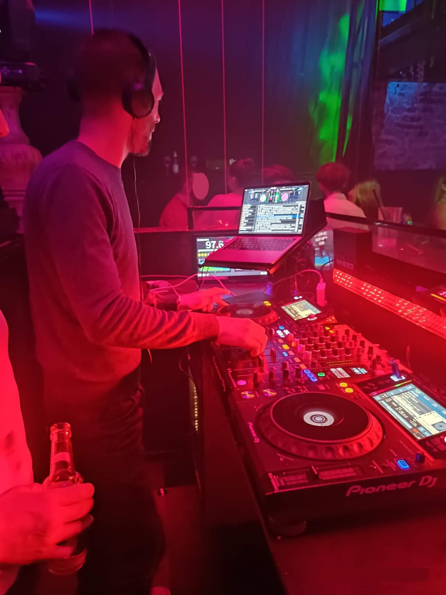 Photo de Pascal Bgx derrière les platines.