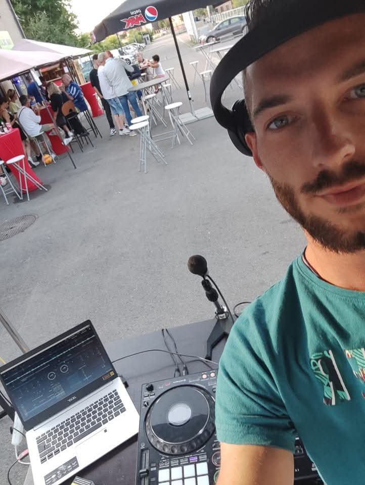 Photo de Pascal Bgx derrière les platines.